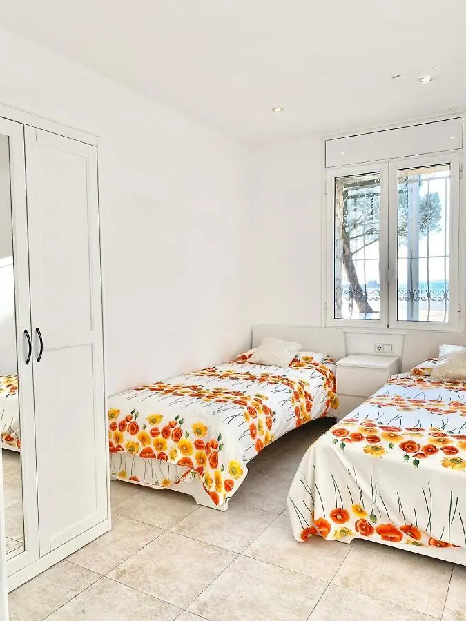 Appartement Devant La Plage Roses Apartment